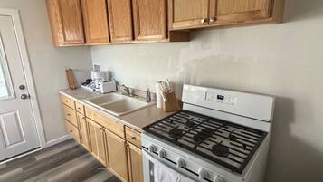 Four à micro-ondes, un four, surface de cuisson, essuie-tout