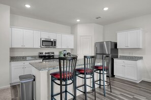 Frigorífic, microones, forn i placa de cuina 