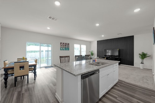 Beautiful New Build + Central Location + King Bed & Tv's in Every Room
