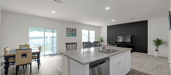 Beautiful New Build + Central Location + King Bed & Tv's in Every Room