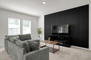 Televisor intel·ligent, llar de foc i taula de tennis de taula 