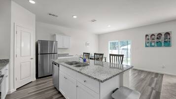 冰箱、微波炉、烤箱、炉灶