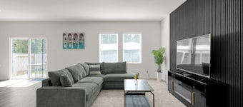 Beautiful New Build + Central Location + King Bed & Tv's in Every Room