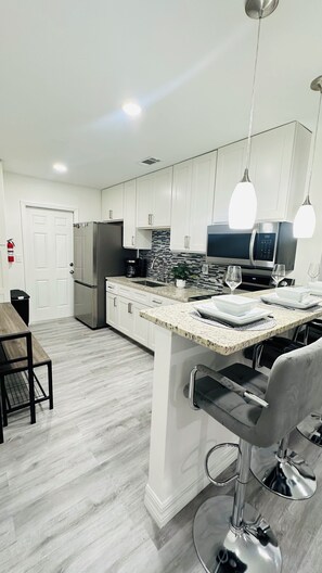 Kjøleskap, mikrobølgeovn, ovn og kokeplater