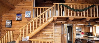 Family Ski Cabin with Hot tub and Pool