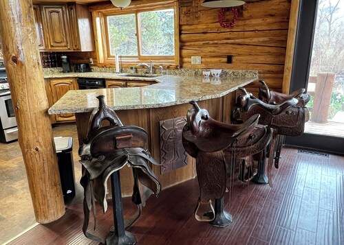 Family Ski Cabin with Hot tub and Pool