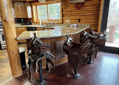 Family Ski Cabin with Hot tub and Pool