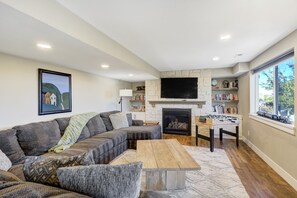 Smart TV, fireplace, table football, books - The Great Escape | 6BR • Gym • Hot Tub • Pets OK! (Peyton)