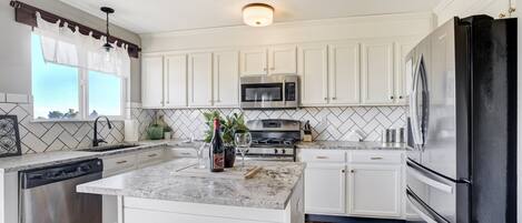 Frigorifero, microonde, forno, piano cottura