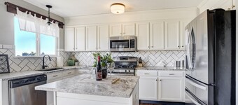 The Great Escape | 6BR • Gym • Hot Tub • Pets OK!