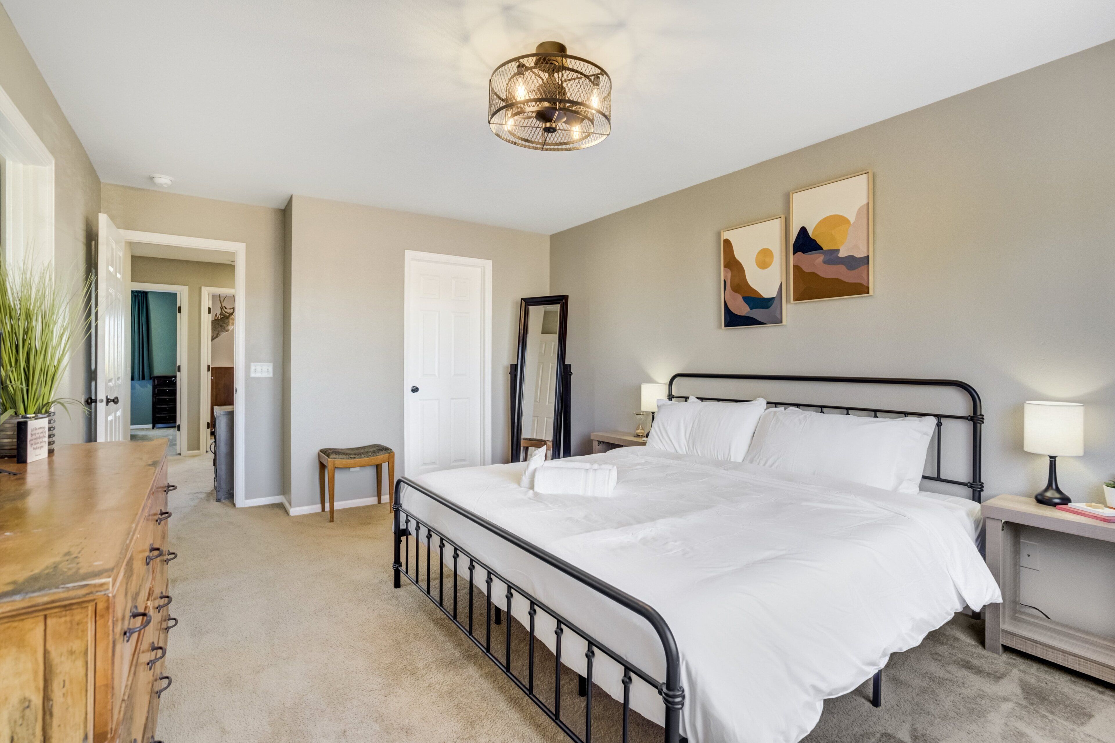 6 bedrooms, desk, free WiFi, bed sheets