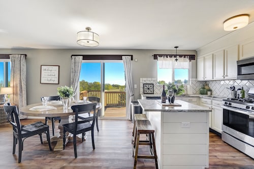 The Great Escape | 6BR • Gym • Hot Tub • Pets OK!