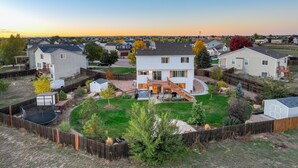 Zona residencial con casas, patio trasero cercado y un trampolín.