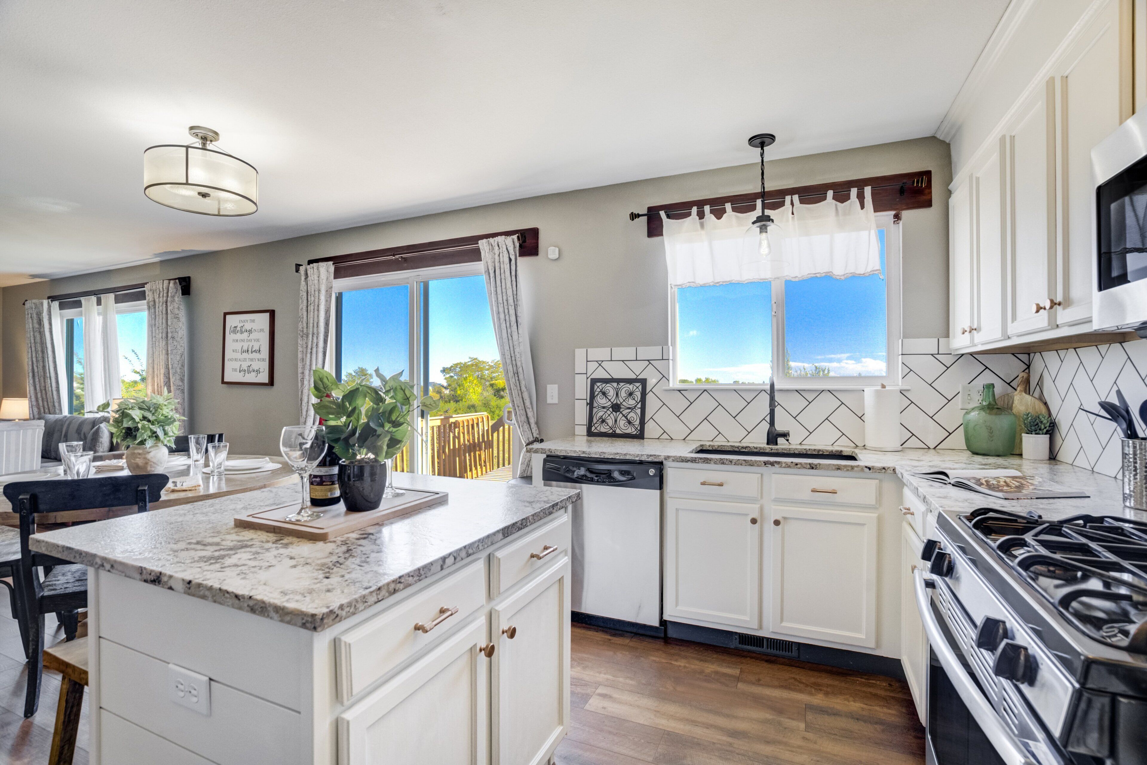 Køleskab, mikrobølgeovn, ovn, kogeplade