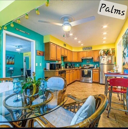 Port Canaveral/Space X- steps from beach 2-bedroom colorful unit w/ AC-sleeps 9