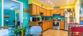 Port Canaveral/Space X- steps from beach 2-bedroom colorful unit w/ AC-sleeps 9