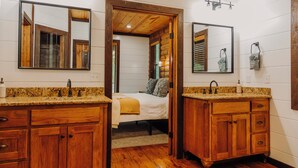 Une salle de bain avec des meubles en bois, un lavabo et un miroir.