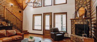 Heated Pool, Sleeps 30, 6,000 sq ft. Family Cabin, Arcade, Pool Table, Bunk Room