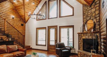 Heated Pool, Sleeps 30, 6,000 sq ft. Family Cabin, Arcade, Pool Table, Bunk Room