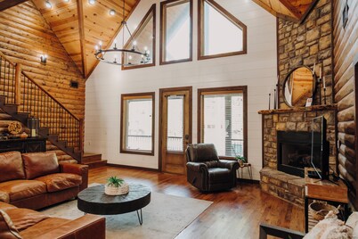 Heated Pool, Sleeps 30, 6,000 sq ft. Family Cabin, Arcade, Pool Table, Bunk Room