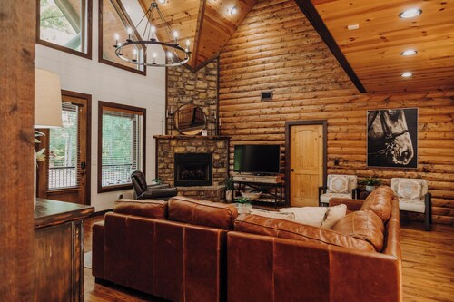 Heated Pool, Sleeps 30, 6,000 sq ft. Family Cabin, Arcade, Pool Table, Bunk Room