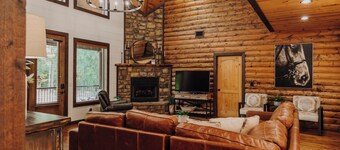 Heated Pool, Sleeps 30, 6,000 sq ft. Family Cabin, Arcade, Pool Table, Bunk Room