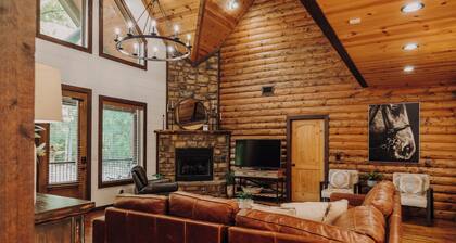Heated Pool, Sleeps 30, 6,000 sq ft. Family Cabin, Arcade, Pool Table, Bunk Room