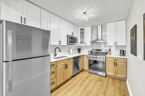 Cozy 3BR Retreat with grill • Near O’Hare Airport