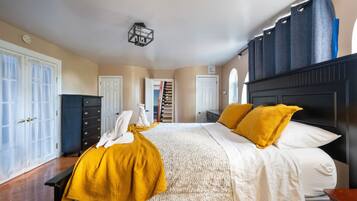 Ein Schlafzimmer mit Bett, Kleiderschrank, Nachttisch und Fenster.