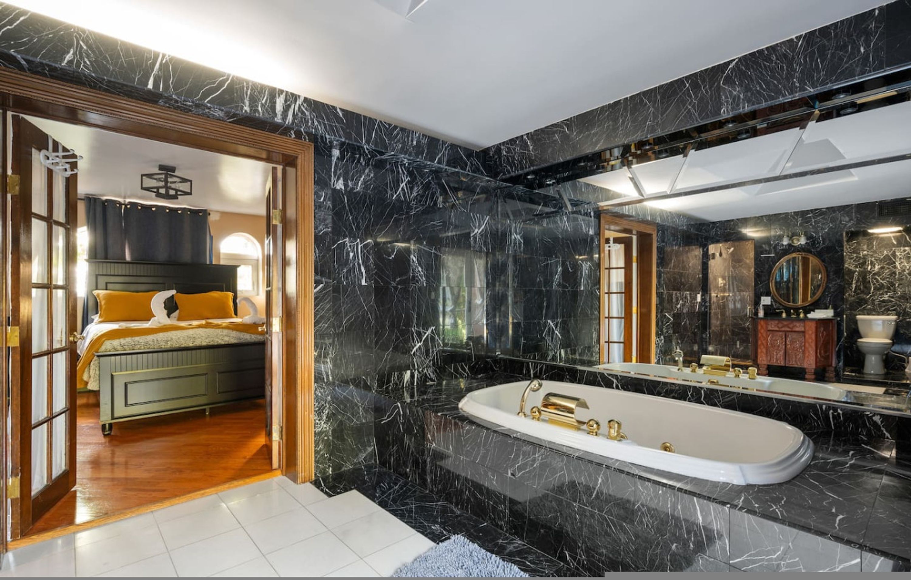 Un baño moderno con una bañera grande, un tocador con espejo y una zona de ducha separada.