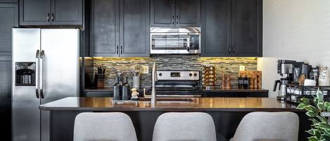 Refrigerador, microondas, horno, placa de cocina