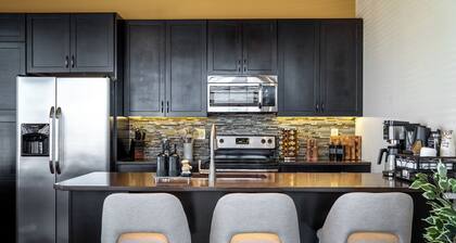 King Bed, Free Garage Parking - Brick Loft in Downtown Roanoke