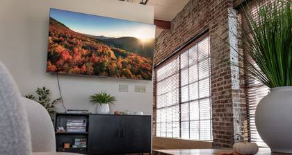 King Bed & Free Garage Parking - Brick Loft in Downtown Roanoke