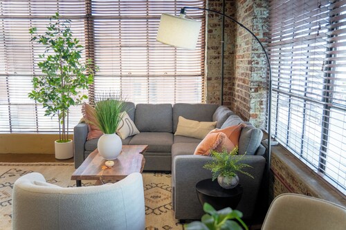 Free Garage + King Bed - Brick Loft in Downtown Roanoke - Walk to everything