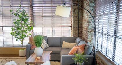 Free Garage + King Bed - Brick Loft in Downtown Roanoke - Walk to everything