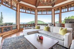 Smart-tv, pejs, stereoanlæg, kontorer