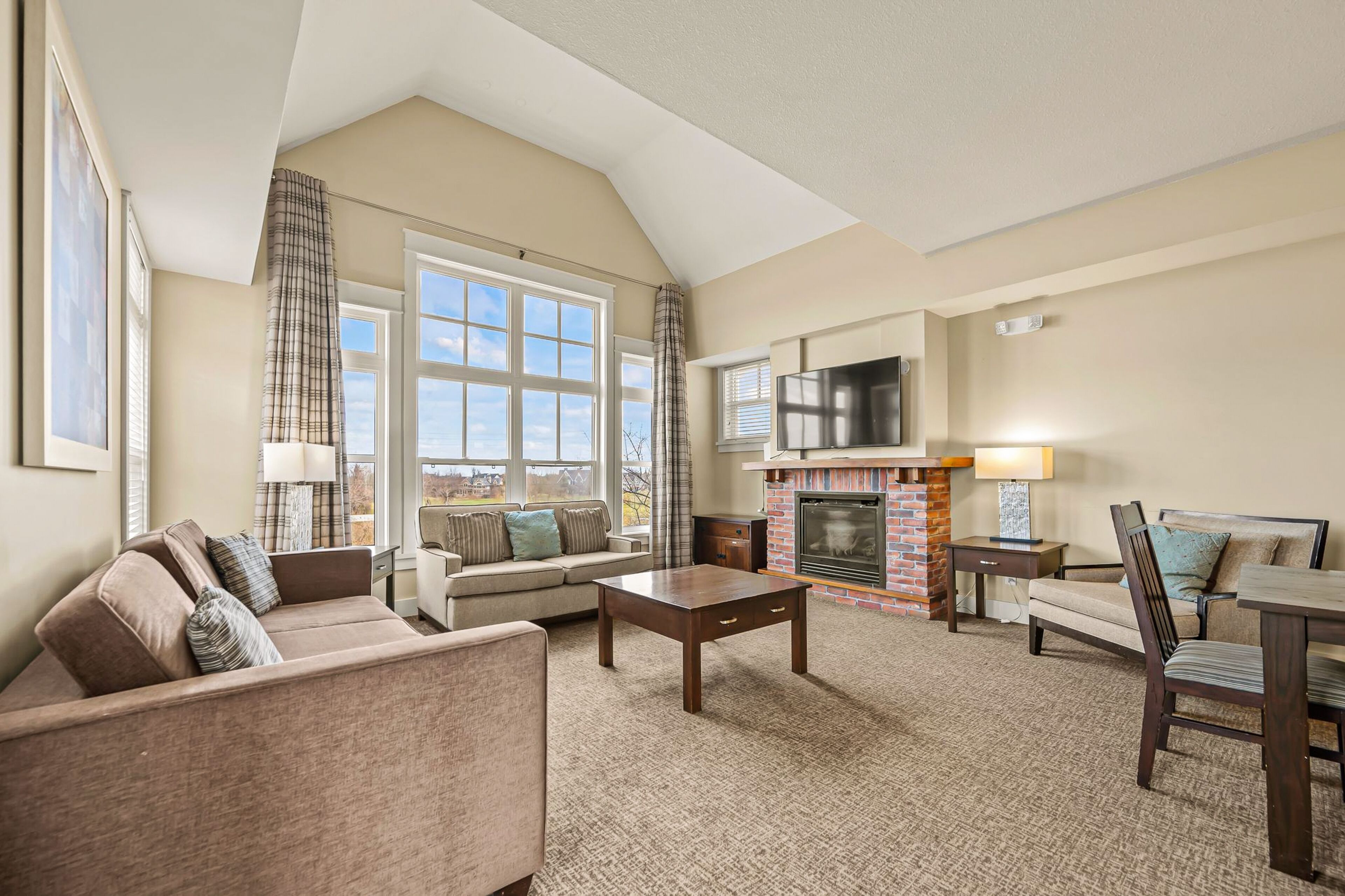 Una televisión, una chimenea