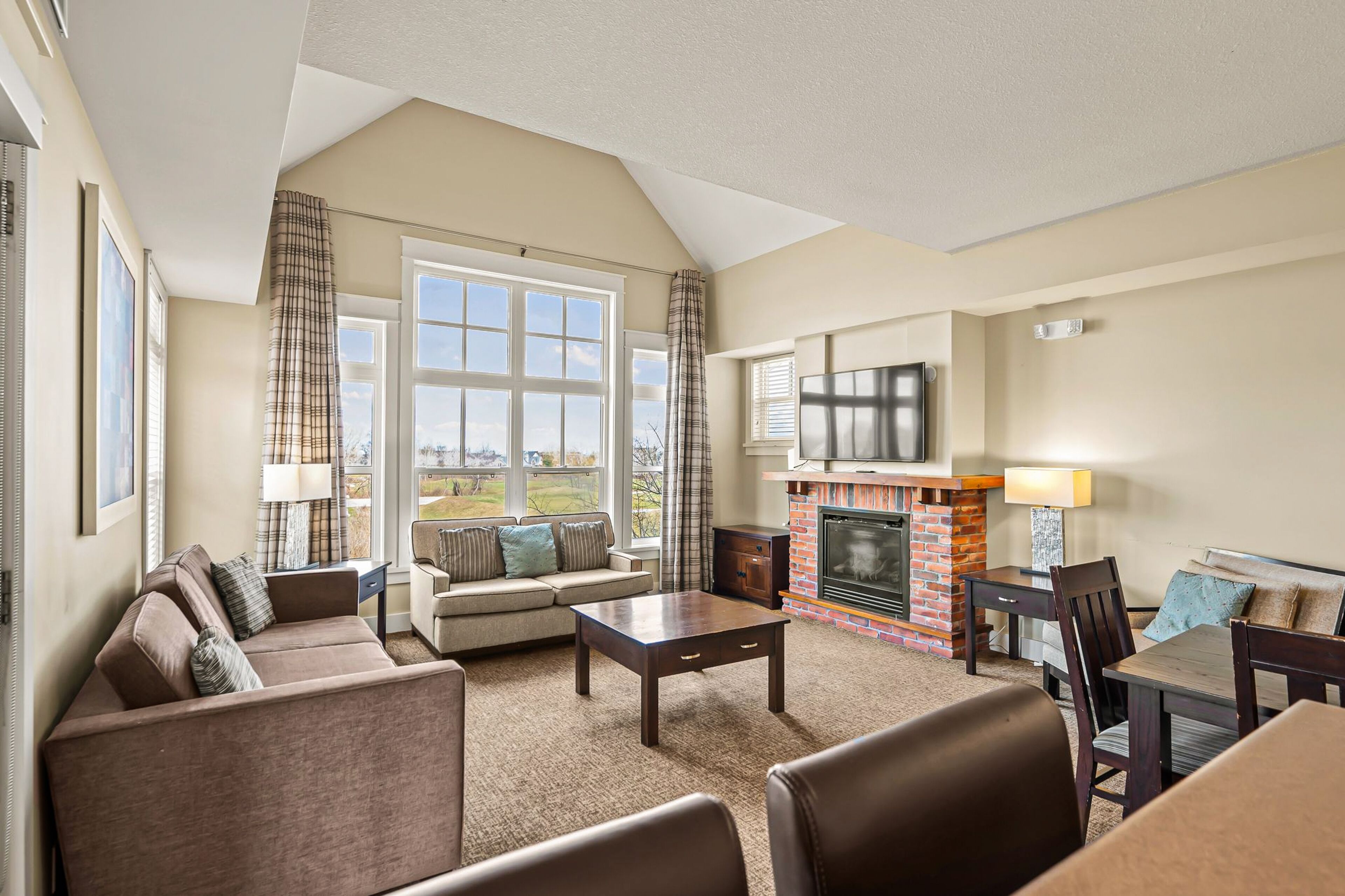 Una televisión, una chimenea