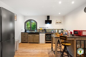 Fridge, microwave, oven, stovetop - Gîtes de France® - Le Nid d'Hirondelles (SAINNEVILLE)