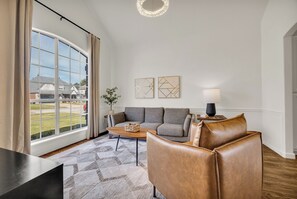 TV - Ridge Retreat! King Beds By Outlet Mall & Aquarium (Jenks)