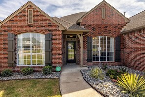 Exterior detail - Ridge Retreat! King Beds By Outlet Mall & Aquarium (Jenks)