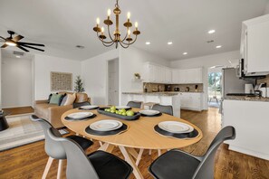 Microwave, oven, stovetop, dishwasher - Ridge Retreat! King Beds By Outlet Mall & Aquarium (Jenks)