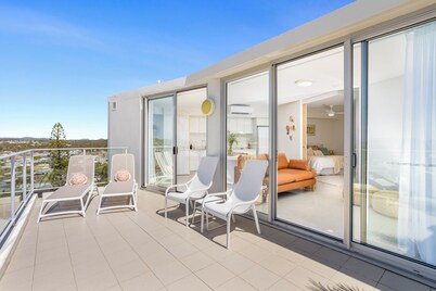 'Luxe at Oshen' - Top floor 1 bedroom stylish apartment in the heart of Yeppoon.