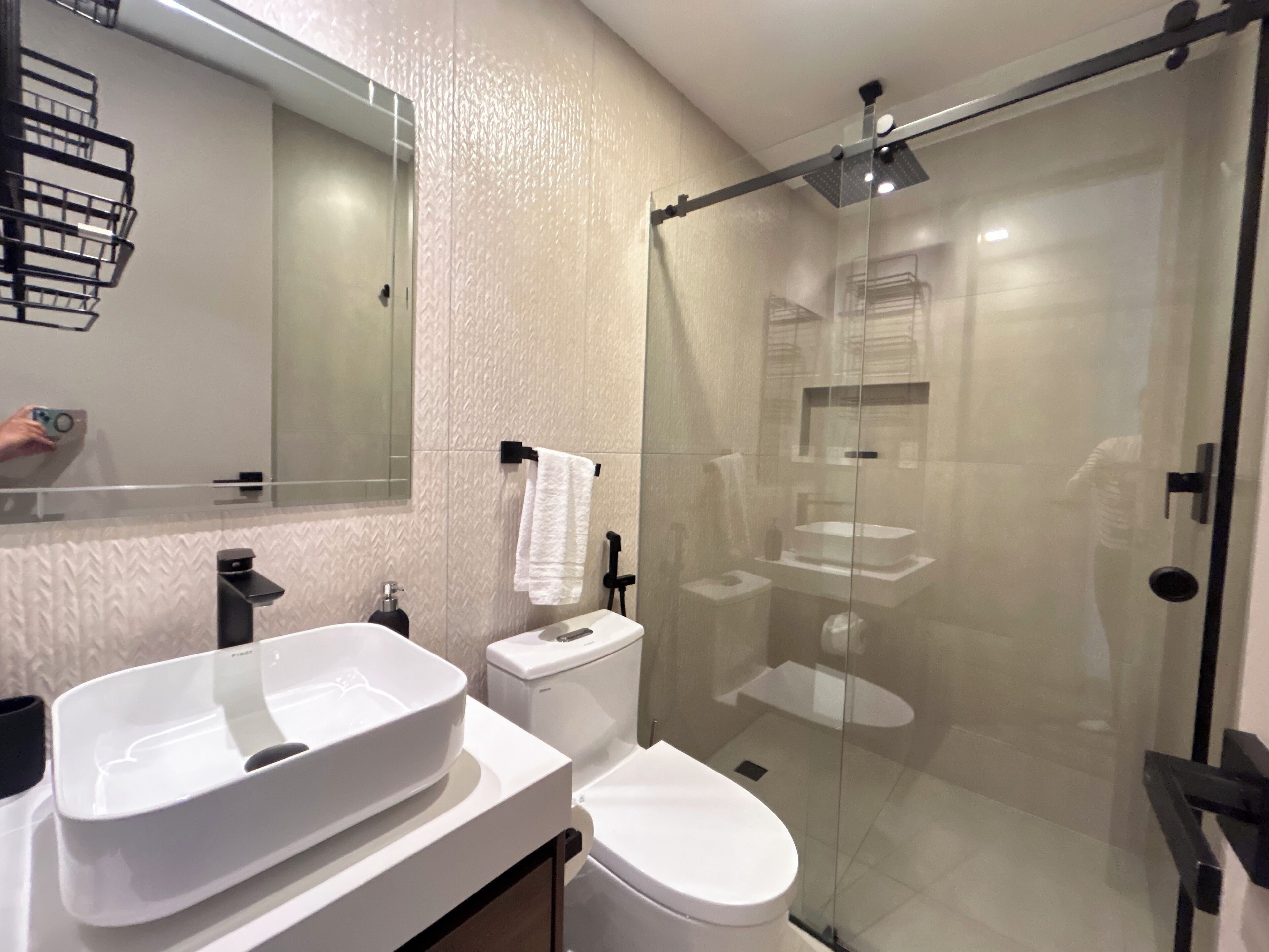Douche, sèche-cheveux, bidet, serviettes fournies