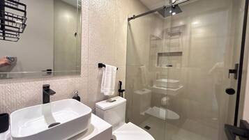 Douche, sèche-cheveux, bidet, serviettes fournies