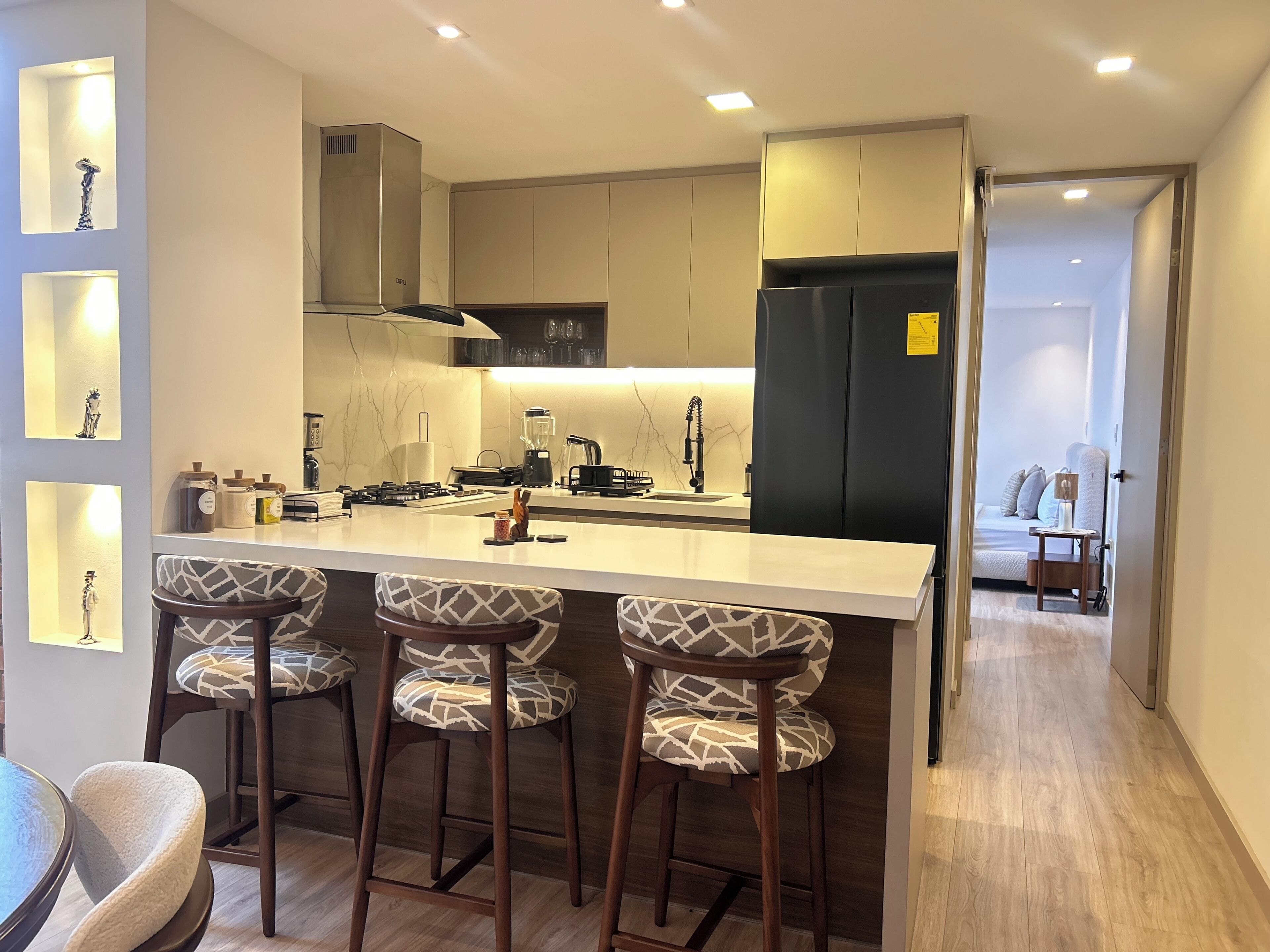 Réfrigérateur, micro-ondes, four, plaque de cuisson