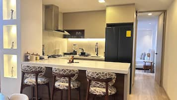 Een koelkast, een magnetron, een oven, een kookplaat