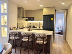 Réfrigérateur, micro-ondes, four, plaque de cuisson