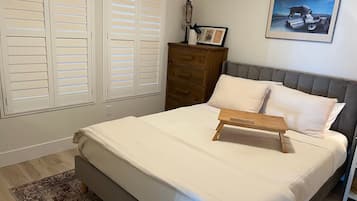 Tabla de planchar con plancha, wifi y ropa de cama