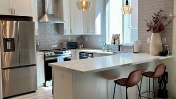 Microondas, horno, parrilla de estufa y lavavajillas